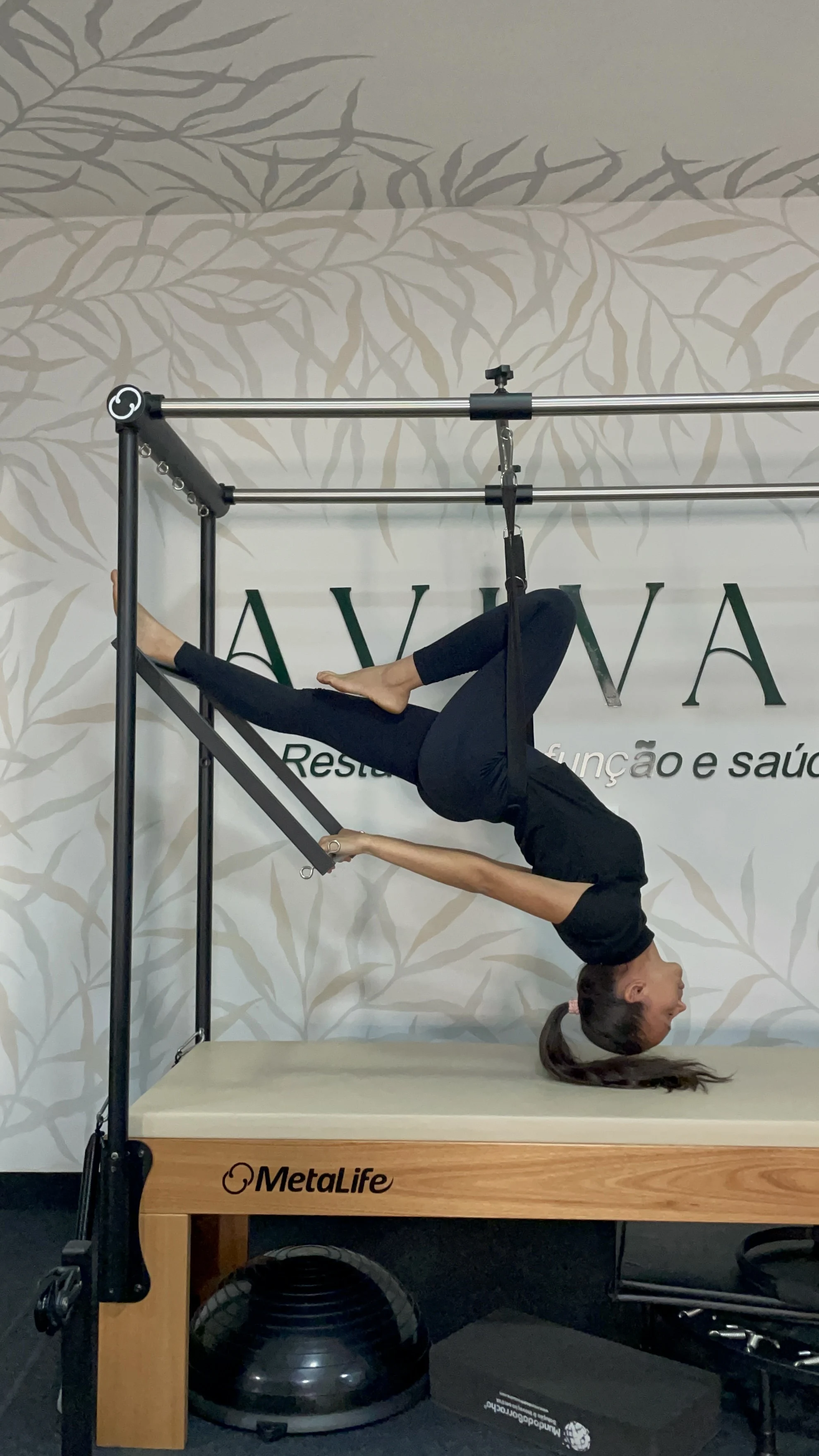Exercício de pilates no aparelho
